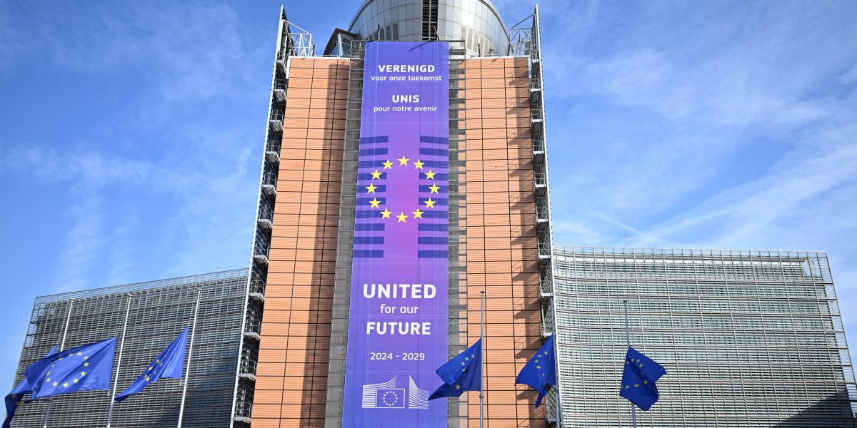 Egy tavaly létrehozott uniós „borítékba” teszik át a pénzt Orbánék