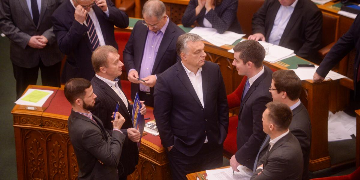 Varju László és Tordai Bence kérdezi Orbán Viktort a rabszolgatörvény megszavazása után 2018. december 12-én 