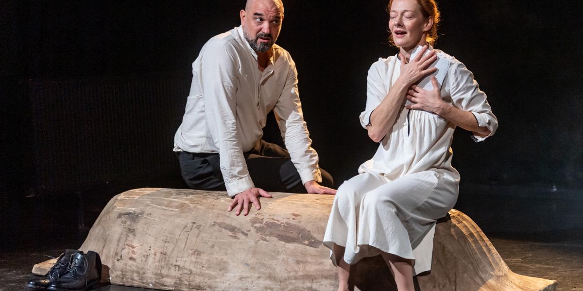  Pál András és Mészáros Sára mesél érzésekről, összetartozásról, szeretésről és fájdalmakról. Mindenről, ami emberi. Meg a mulandóságról