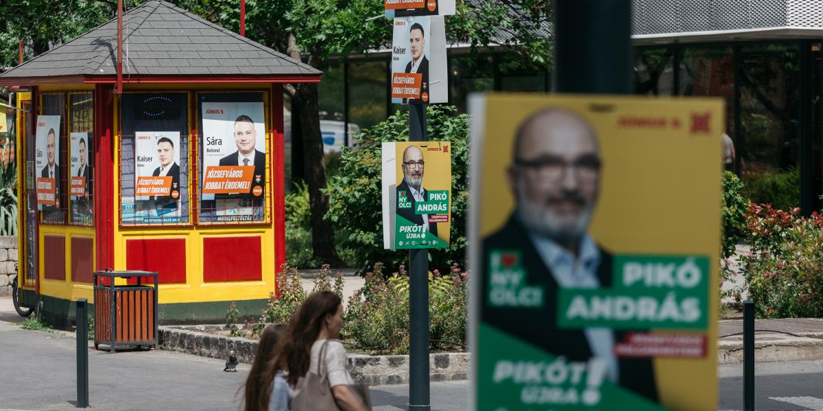 Plakáterdő még tavaly nyáron. Fél év után foglalhatták el az újak a helyüket
