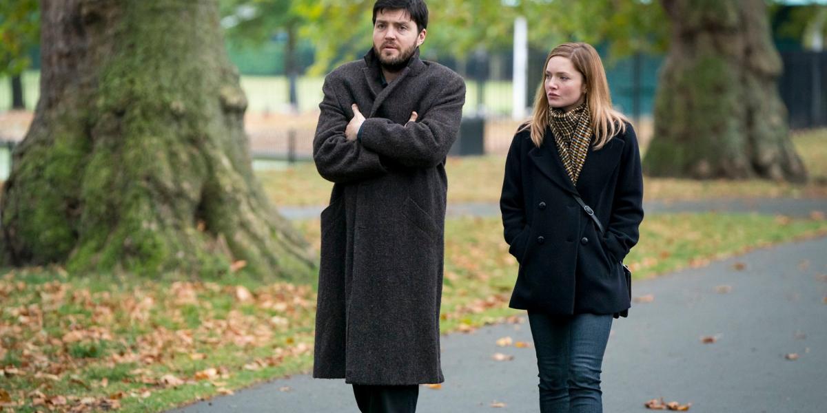 Cormoran Strike szerepében Tom Burke, Robin Ellacott szerepében Holliday Grainger a C. B. Strike című filmsorozatban 