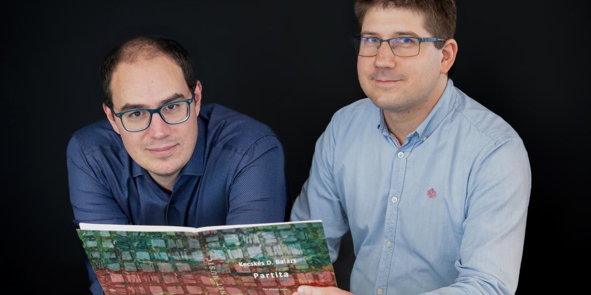 Csabay Domonkos zongorista tanácsaira hallgat Kecskés D. Balázs zeneszerző