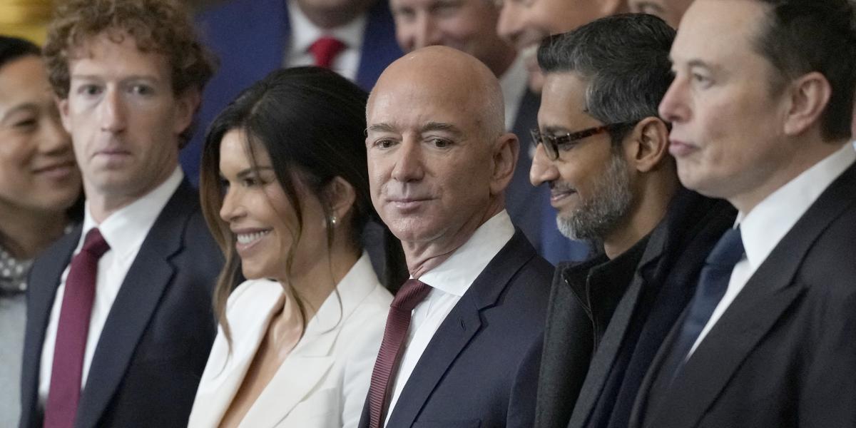 A politikai és a gazdasági hatalom átláthatatlanul összefonódik – Mark Zuckerberg, Jeff Bezos (és menyasszonya), Sundar Pichait és Elon Musk Donald Trump amerikai elnök beiktatási ünnepségén