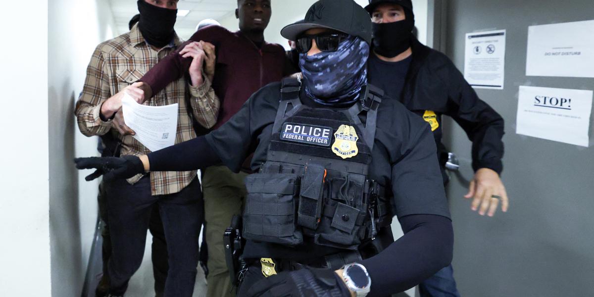 A bevándorlási hivatal (ICE) bevett módszere, hogy a letelepedési kérelmekről döntő tárgyalás helyszínén fogják el a bevándorlókat