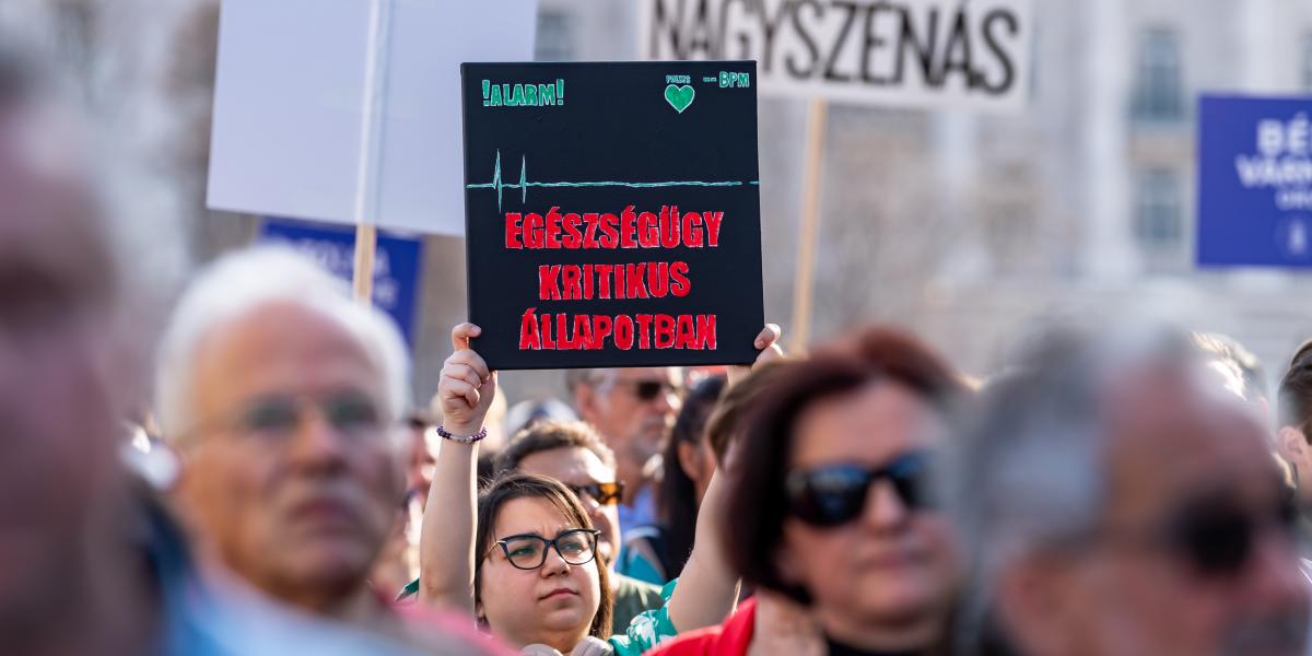A Magyar Orvosi Kamara által szervezett tüntetés az egészségügy helyzete miatt Budapesten a Kossuth téren 2025. március 8-án