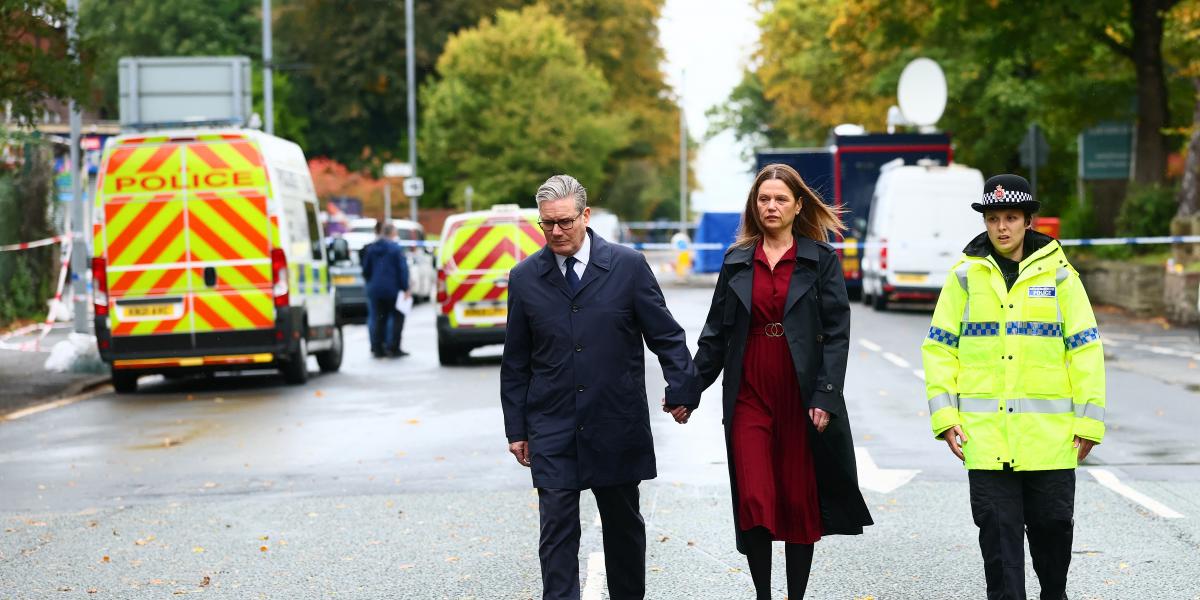 Keir Starmer brit miniszterelnök és felesége a támadás helyszínén 2025. október 3-án