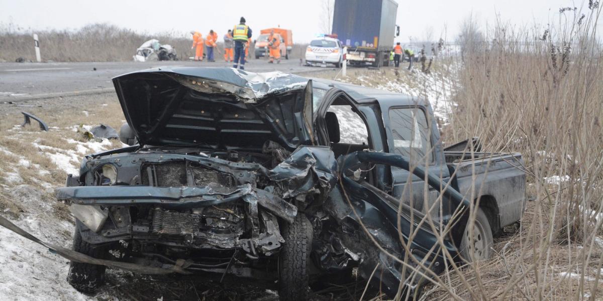 Összetört gépjármű Karcag és Kisújszállás között, a 4-es főút 156-os kilométerszelvénye közelében. MTI Fotó: Mészáros János