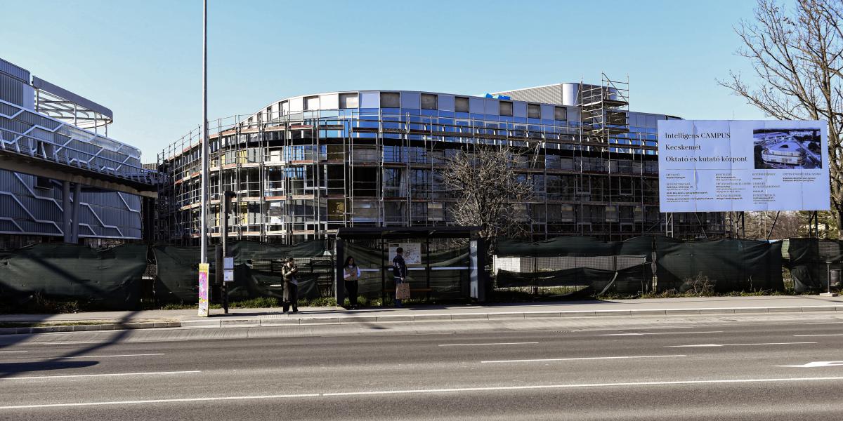 Az tűnt fel a helyieknek, hogy az egyetemi campus építkezésének második üteme nem nagyon halad, csak olyan tessék-lássék munka folyik