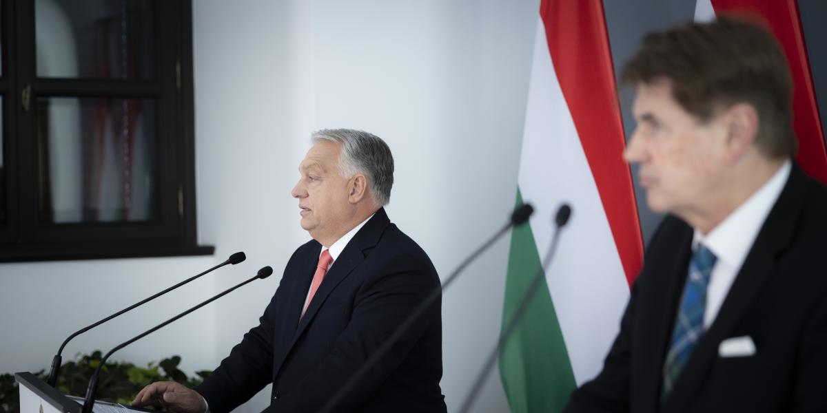 Orbán Viktor miniszterelnök közös sajtótájékoztatót tart Nagy Elekkel, a Budapesti Kereskedelmi és Iparkamara elnökével a Karmelita kolostorban 2025. október 4-én