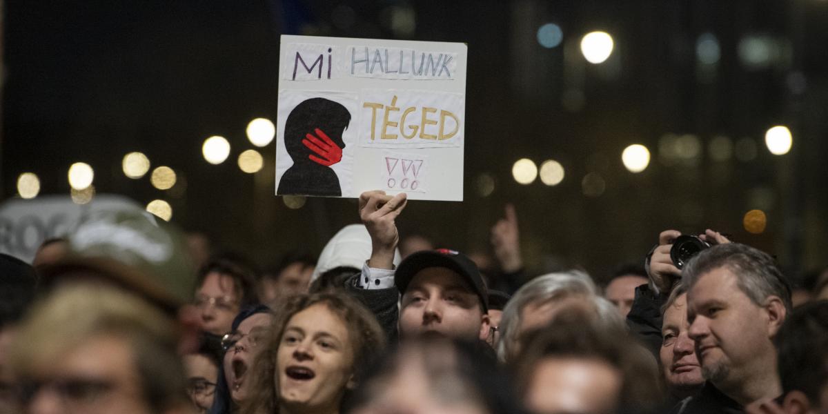 Tüntetés az állami gondozott gyermekekért, a velük szemben elkövetett visszaélések elkövetőinek felelősségre vonásáért