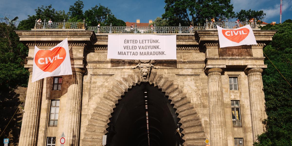 A civil szervezeteket tömörítő Civilizáció koalíció performansza májusban az ellehetetlenítési törvény tervezete ellen. Most máshonnan jön az akadály