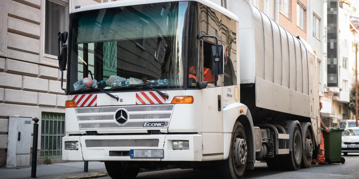 A kukásautó
sofőrje azt
mondta: a két
szemetes munkaidőben
aludt
a fülkében