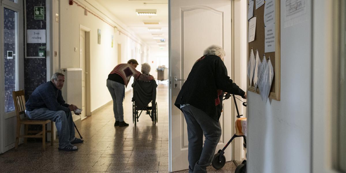 A visszafoglalkoztatottak megkaphatják a bérük mellé a nyugdíjukat