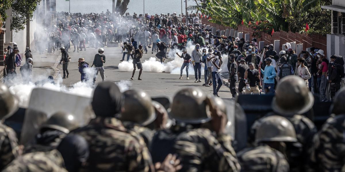 Tiltakozók csapnak össze a madagaszkári csendőrséggel az Andry Rajoelina elnök lemondását követelő, több ezer fős tüntetések közepette Antananarivóban, 2025. október 11-én. 