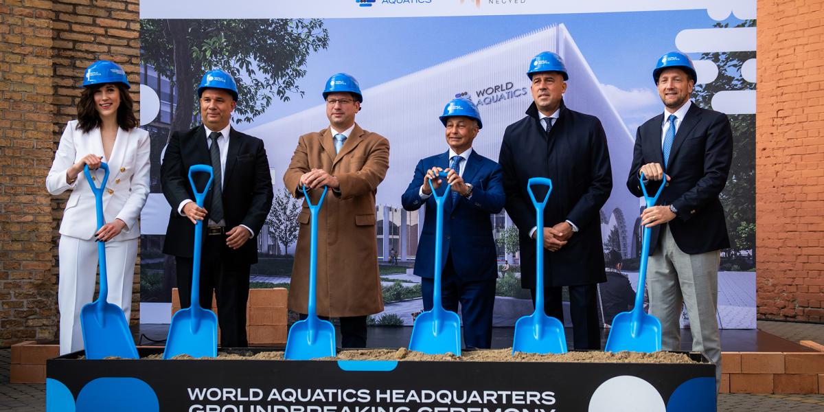 Büszke alapkőletevők. A beruházás részleteit nem hozták nyilvánosságra