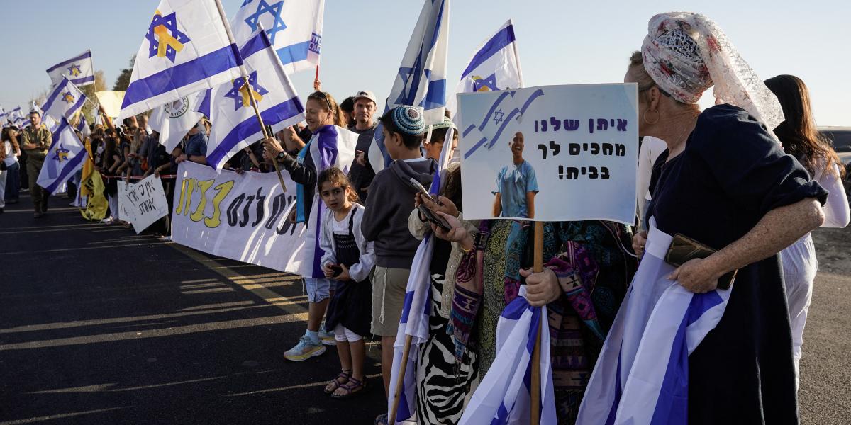 Hozzátartozók és békepárti tüntetők várják a túszokat az izraeli Reim katonai bázisnál