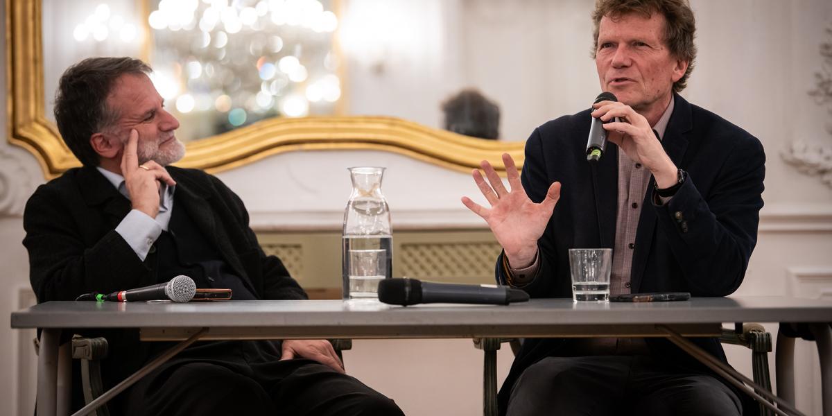 Hartmut Rosa úgy vélte, hogy minél inkább kezelhetővé tesszük a világot, annál inkább eltűnik belőle a varázs