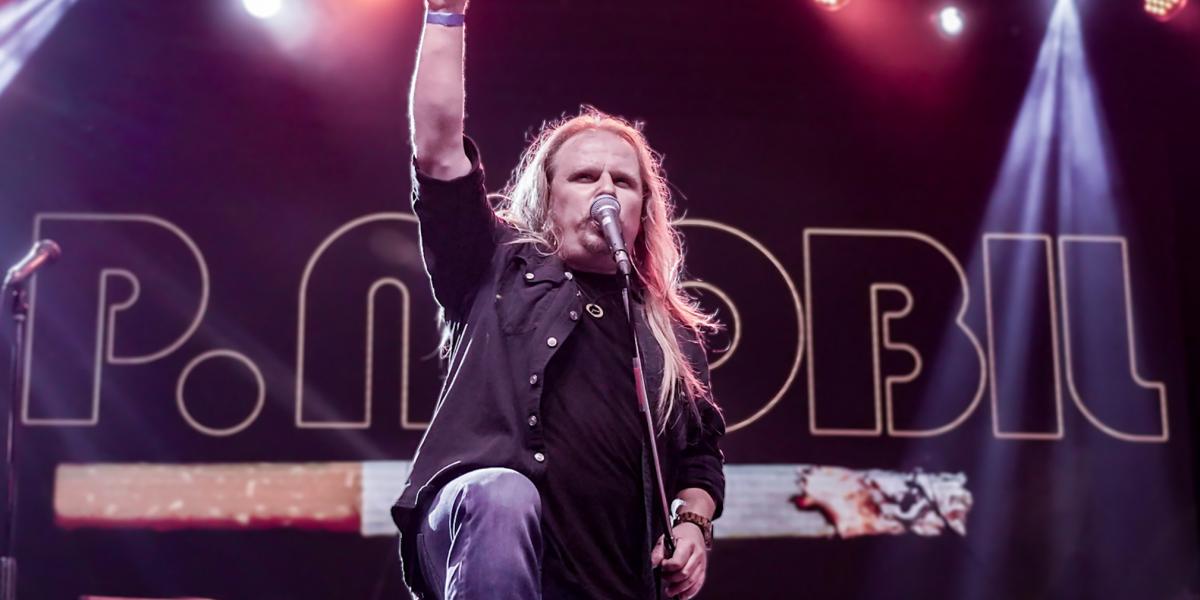 A nosztalgiabuli végül örömzenébe csapott át − Baranyi László énekes