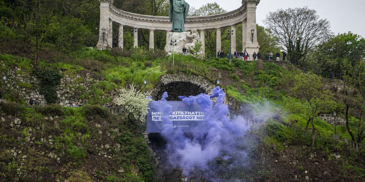 A Momentum molinója lila füstgránáttal Budapesten április 15-én 