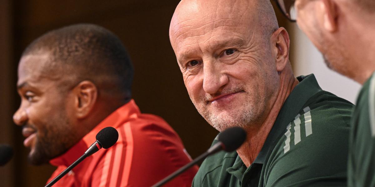 Loic Nego és Marco Rossi a magyar labdarúgó-válogatott sajtótájékoztatóján az Estádio José Alvalade stadionban, Lisszabonban 2025. október 13-án