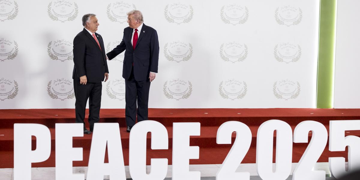 Orbán Viktor és Donald Trump az egyiptomi Sarm es-Sejk nemzetközi konferencia-központjában október 13-án 