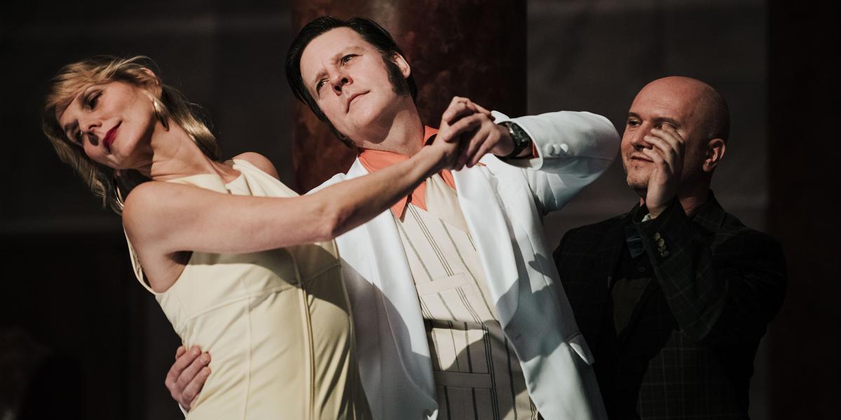 Rezes Judit, Fekete Ernő és Dankó István is emlékezetes alakítást nyújt az alapvetően mozgásra épülő előadásban