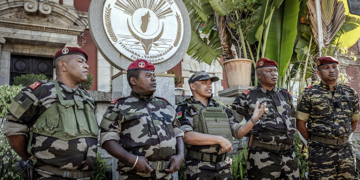 Michael Randrianirina ezredes (középen), a CAPSAT vezetője és bajtársai az elnöki palota előtt október 14-én 