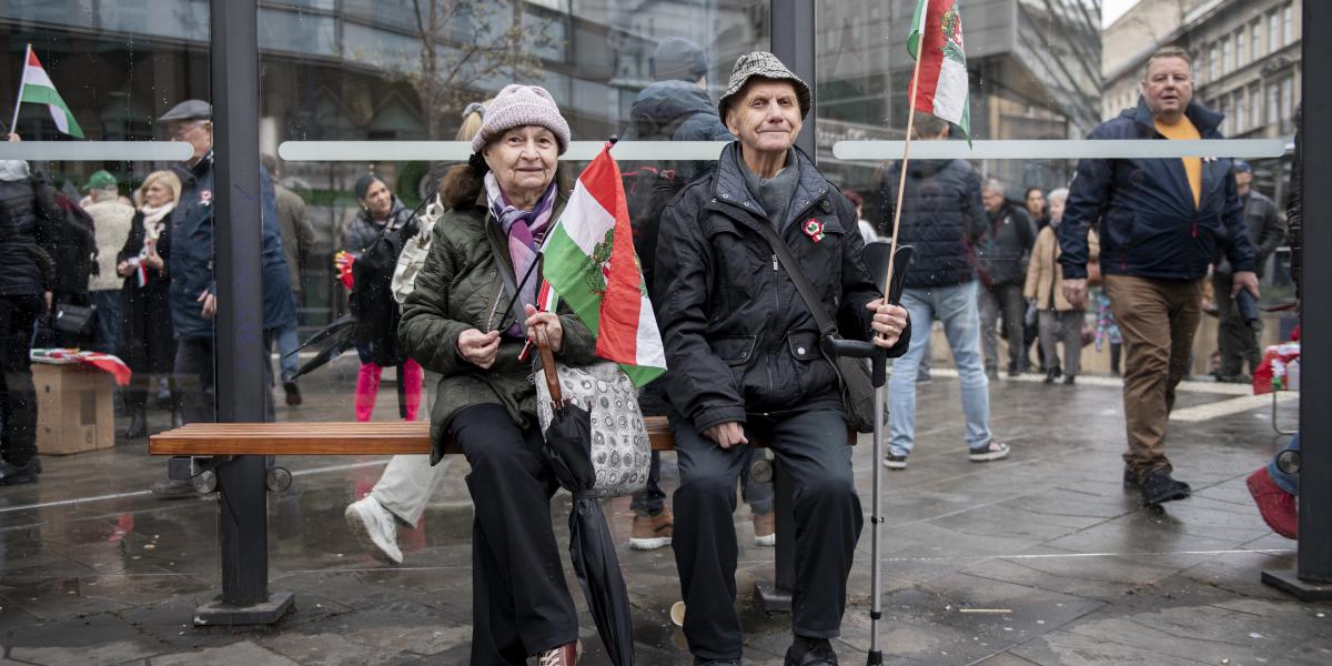 Szimpatizánsok várják Orbán Viktor beszédét a budapesti Múzeumkert előtt március 15-én 