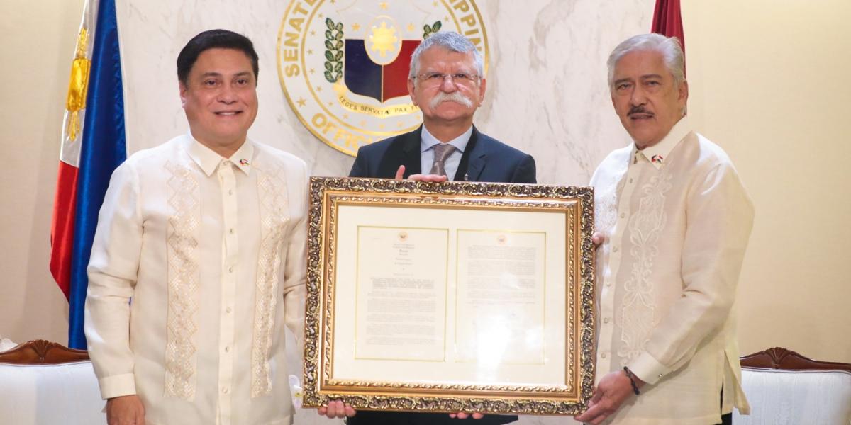 Kövér László (középen) és Vicente Castelo Sotto, a Fülöp-szigetek szenátusának elnöke (jobbra) manilai találkozójukon október 15-én. Balról Juan Miguel Zubiri szenátor 