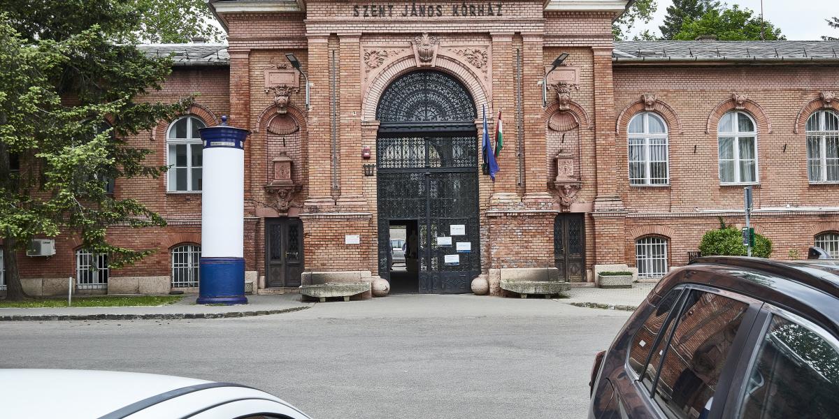 Az Észak-budai Szent János Centrumkórház bejárata