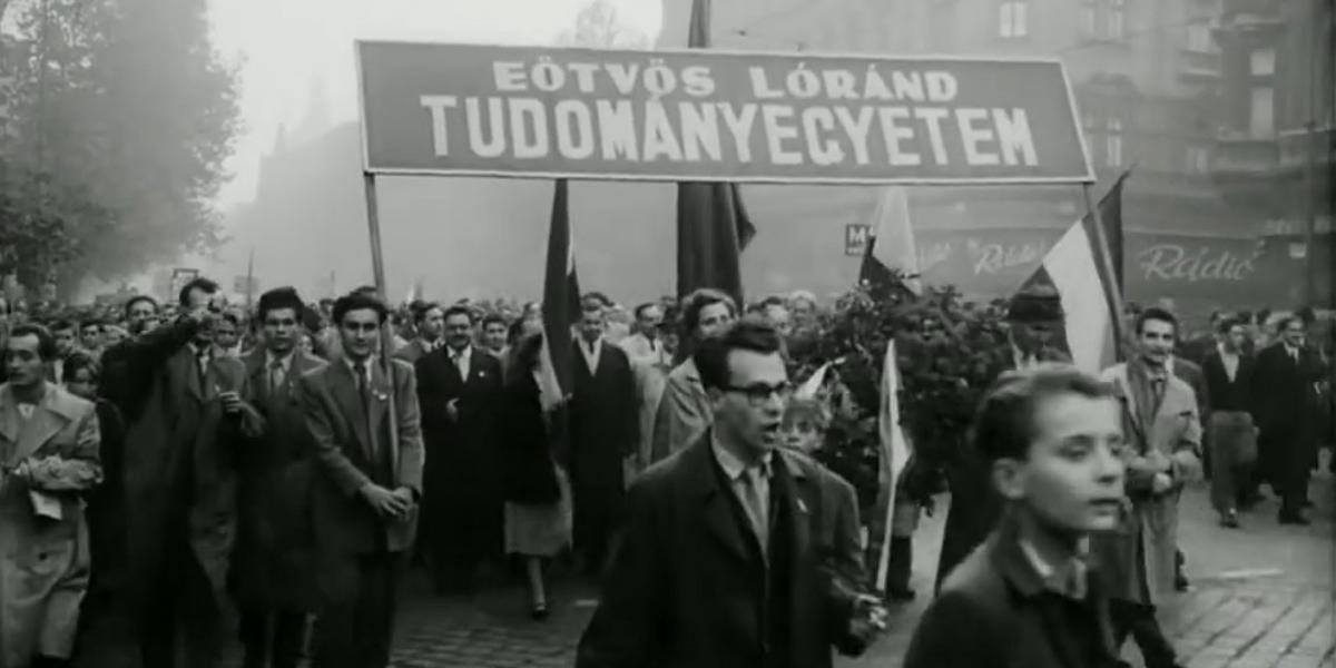 Márton László (középen, szemüvegben) az egyetemisták 1956. október 23-i menetén