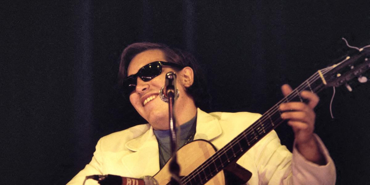 A vak Puerto Ricó-i énekes, José Feliciano is a slágerlisták élére emelte a Light My Fire-t