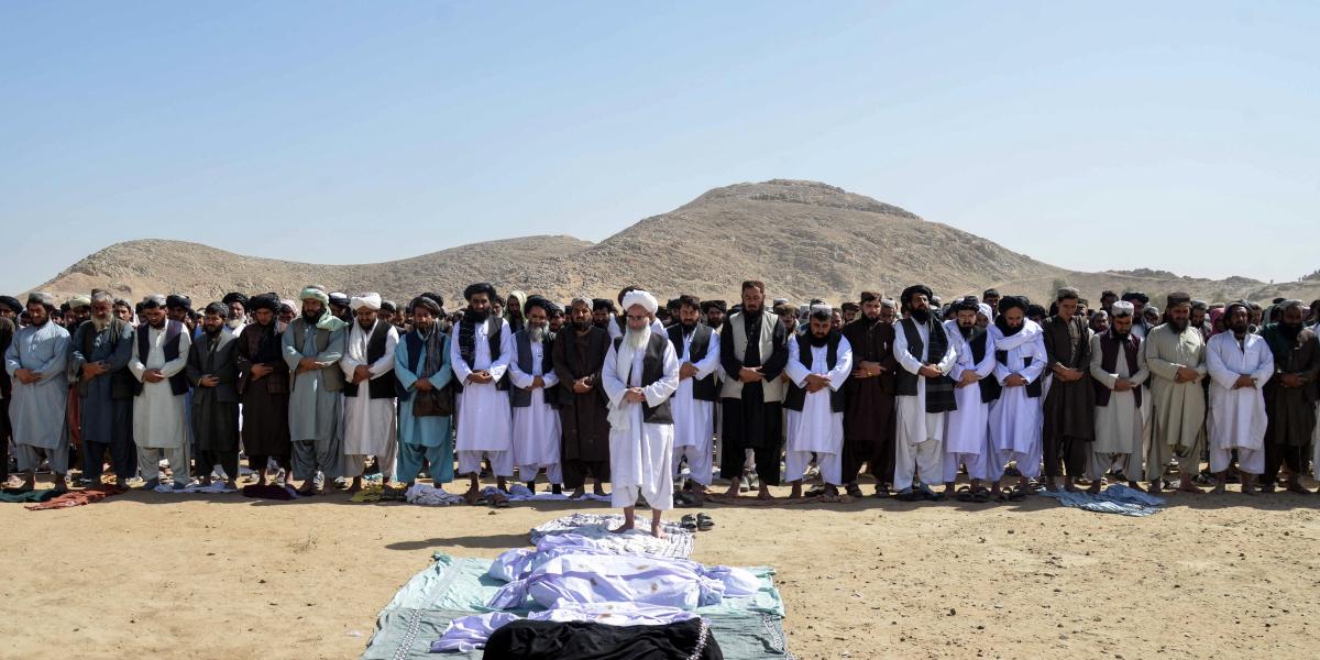 Az afganisztáni és pakisztáni határon átnyúló összecsapásokban elhunyt áldozatok hozzátartozói imádkoznak a temetési szertartáson