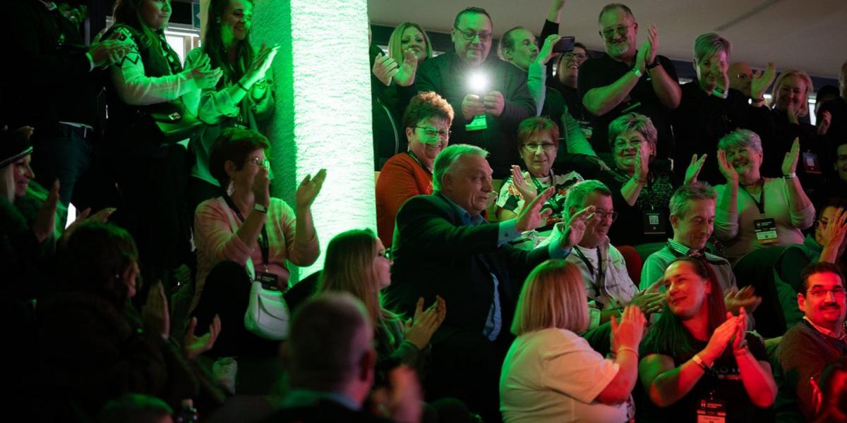 Jól érzi magát a miniszterelnök a digitális harcosok körében