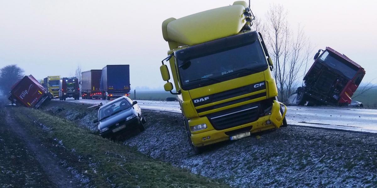 A járművek egyikébe két utas beszorult, őket a tűzoltók szabadították ki. MTI Fotó: Donka Ferenc