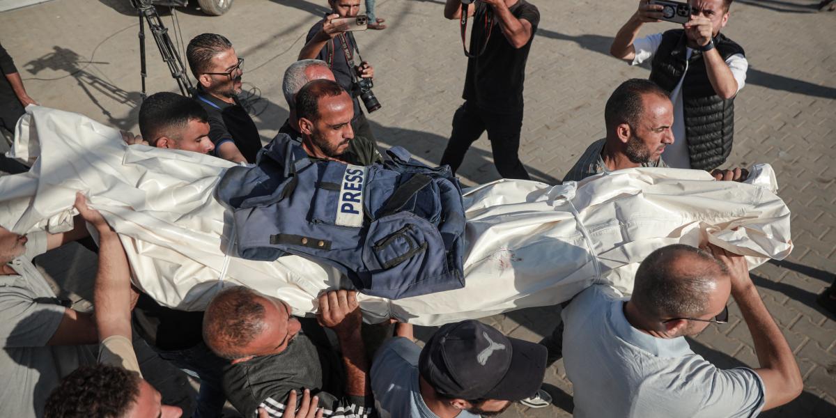 Egy az izraeli légicsapásban elhunyt palesztint temetnek. Tartósnak nem látszik a tűzszünet