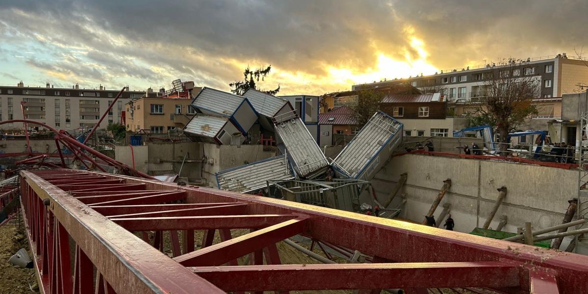 Felborult daru a Párizs közelében fekvő Ermont városában 2025. október 20-án