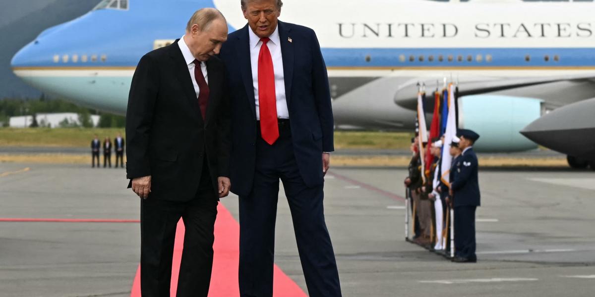 Miért Alaszka,
miért Trump,
miért Putyin?
Az eseményeket
követőknek
be kell érniük
spekulációkkal
néhány felvétel,
a szereplők testbeszéde
alapján