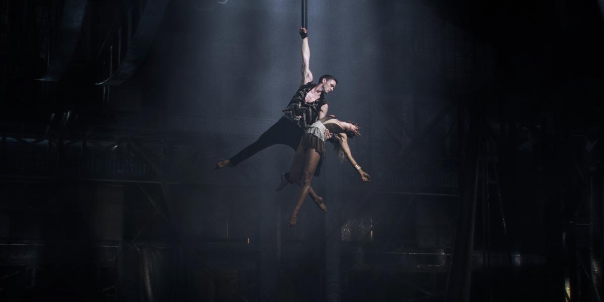 A turisztikai befektetésként aposztrofált immerzív színház két és fél milliárdos állami támogatást kapott, a könyvfesztivál nemzetközi elismertsége ellenére állami támogatás és a hagyományos helyszín nélkül maradt