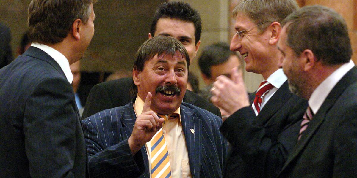 Toller László (középen). Nyilatkozatai vitát kavartak, de az idő gyakran őt igazolta