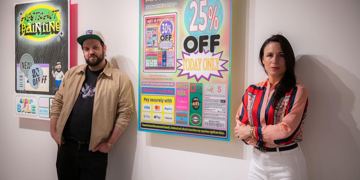 Gresa Márton képzőművész és Gallai Renáta kurátor egy „kedvezményes” árú festménnyel