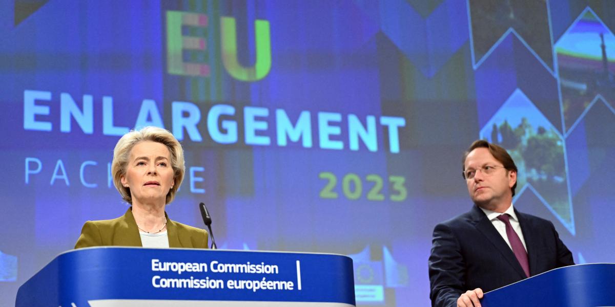 Ursula von der Leyen, az Európai Bizottság elnöke és Várghelyi Olivér EU-biztos