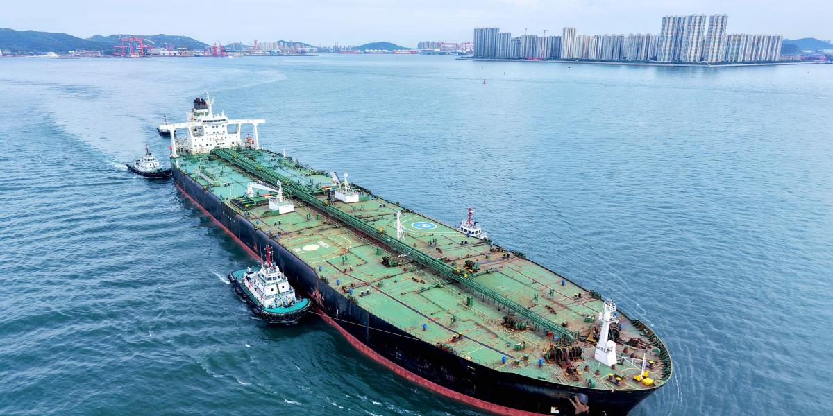 Import olajat a kínai partok felé szállító tartályhajó