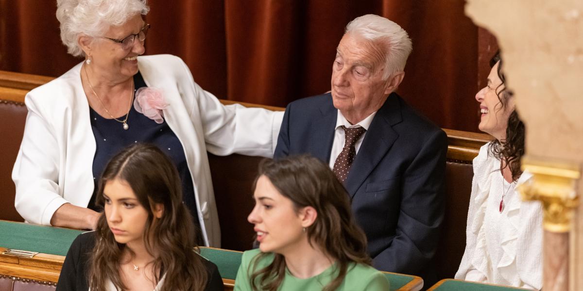 Orbán Viktor édesanyja és édesapja családi körben a Parlamentben fiuk 2022-es miniszterelnöki beiktatásán 