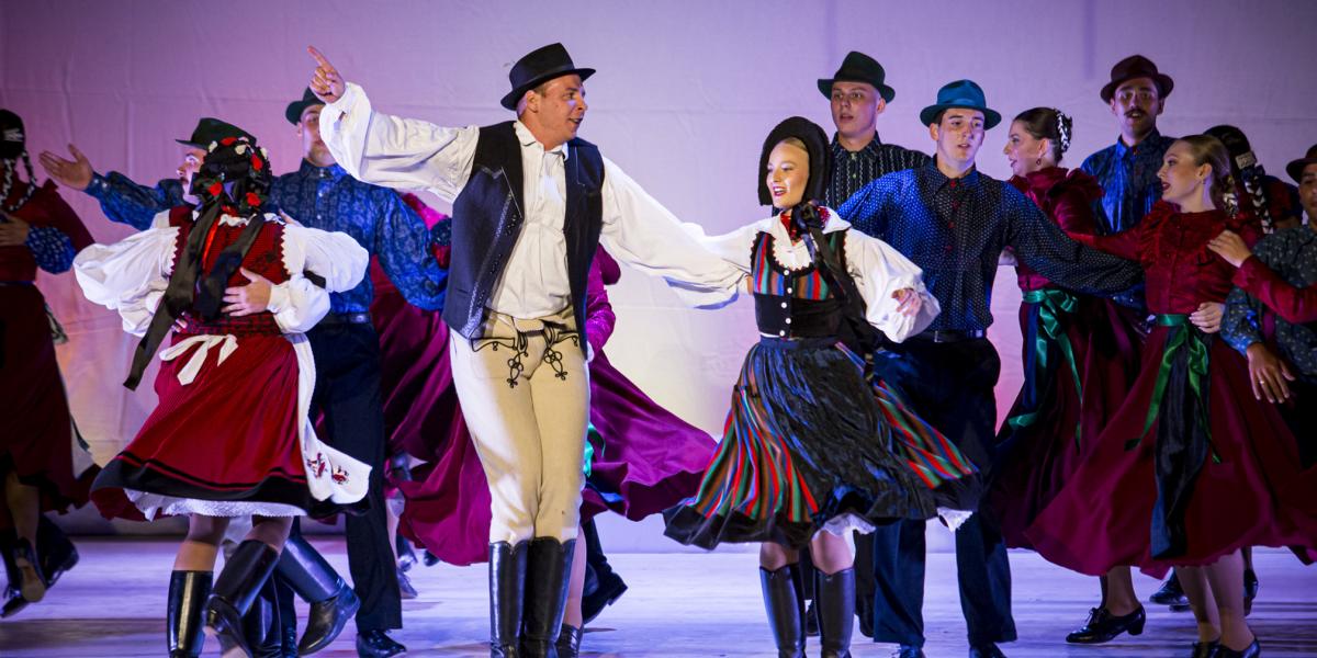 A Kárpát-medence számos magyarlakta tájegységének néptáncait és -zenéit magában foglaló produkció igazi kulturális csemege