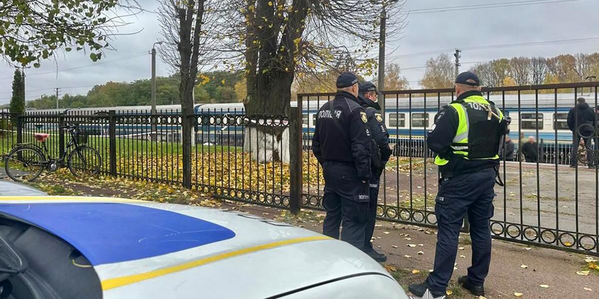 Ukrán rendőrök az ovrucsi vasútállomásnál 