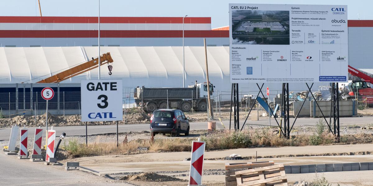 Az autó- és az akkumulátorgyártással a kormány mindent egy lapra tett fel