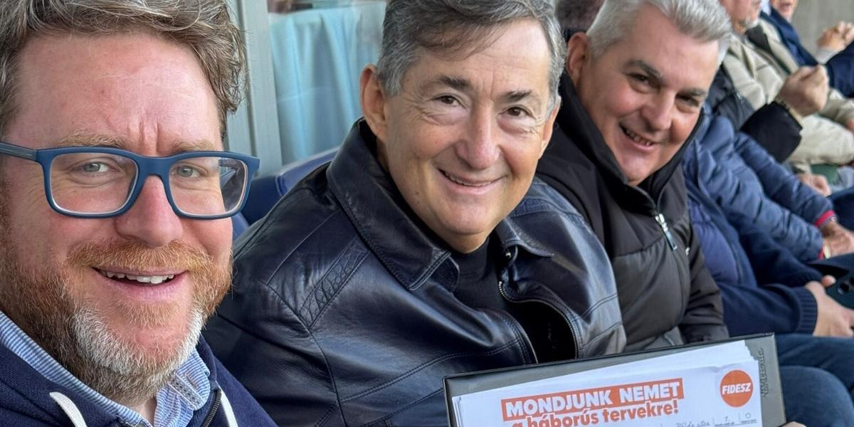 Szöllősi György, a Nemzeti Sport főszerkesztője és Mészáros Lőrinc az aláírás-gyűjtő ívvel a Pancho Arénában október 25-én 