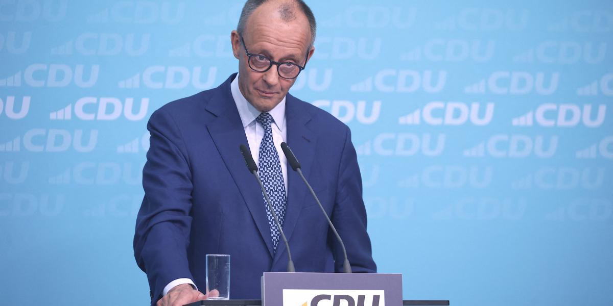 Friedrich Merz kancellár elhatárolódik az AfD-vel való partnerségtől, a praktikus helyi ügyek azonban gyengítik ezt a „tűzfalat”