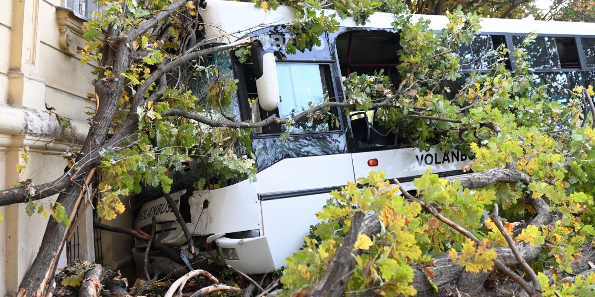 Az összeroncsolódott autóbusz Szolnokon október 22-én 